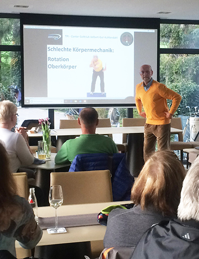 Dr. Gerhard Otto demonstriert Flexibilität und Beweglichkeit (Foto: Lutz Wachsamann)